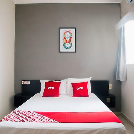 קמפו גרנדה Oyo Cerrado Hotel, Campo Grande מראה חיצוני תמונה A bedroom at an OYO hotel in Jakarta, Indonesia