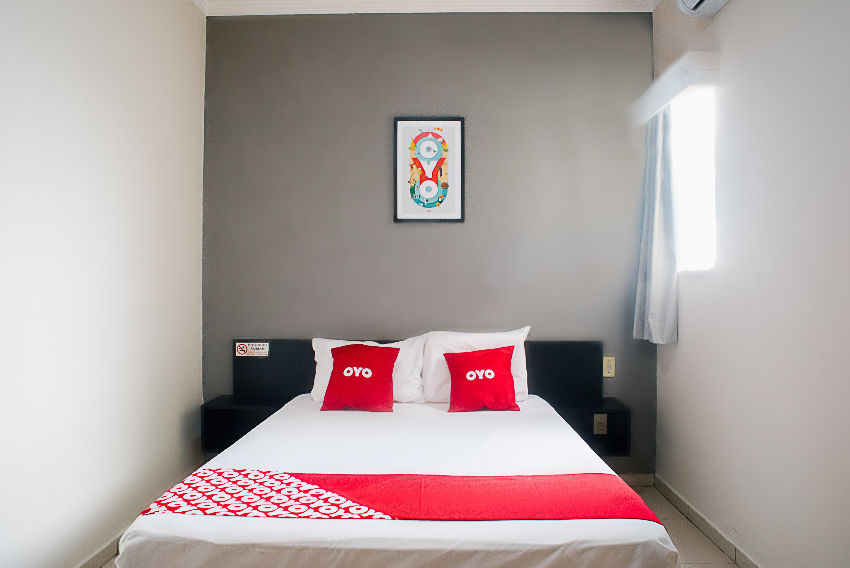 קמפו גרנדה Oyo Cerrado Hotel, Campo Grande מראה חיצוני תמונה A room at OYO 151, a hotel in Jakarta, Indonesia