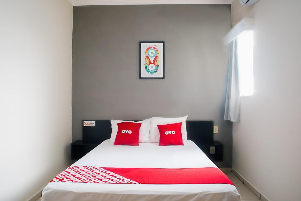 קמפו גרנדה Oyo Cerrado Hotel, Campo Grande מראה חיצוני תמונה A bedroom at an OYO hotel in Jakarta, Indonesia